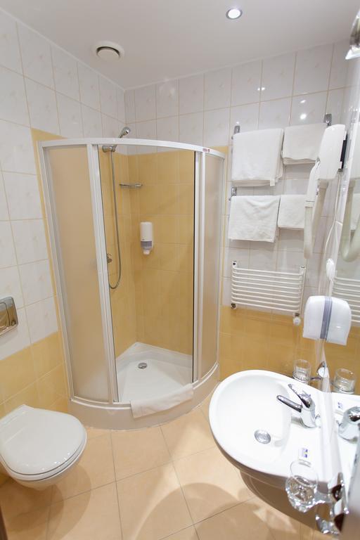 Hotel Twins II Warsaw Room photo
