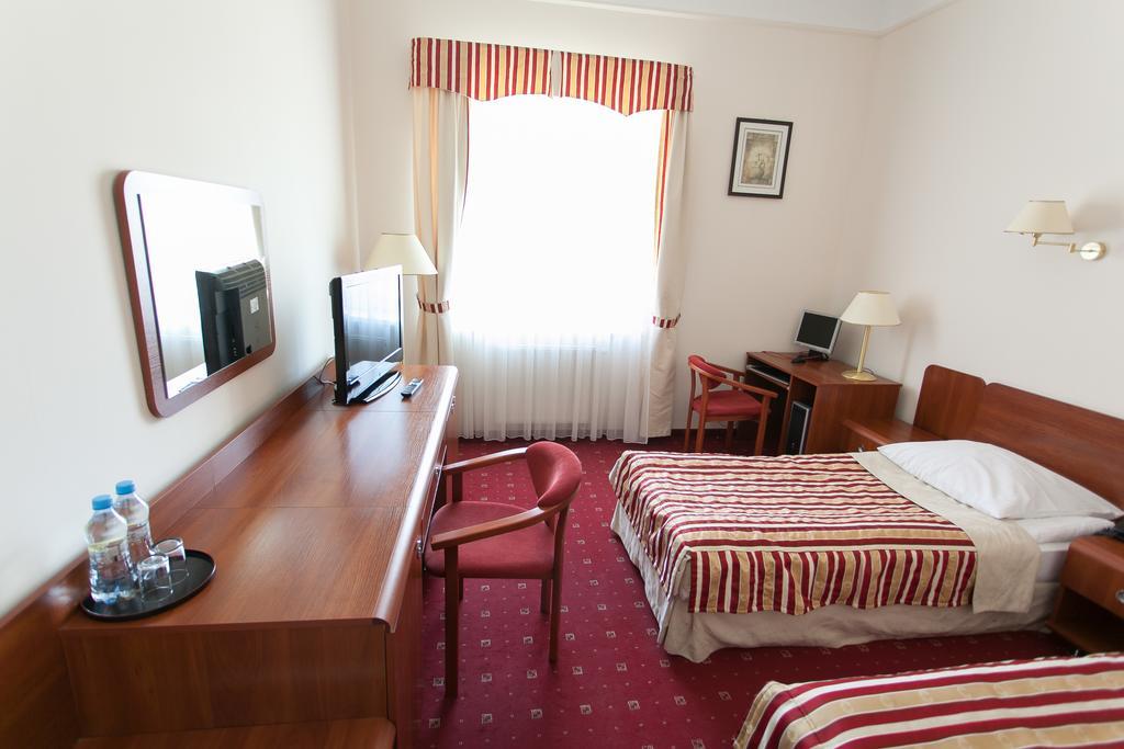 Hotel Twins II Warsaw Room photo