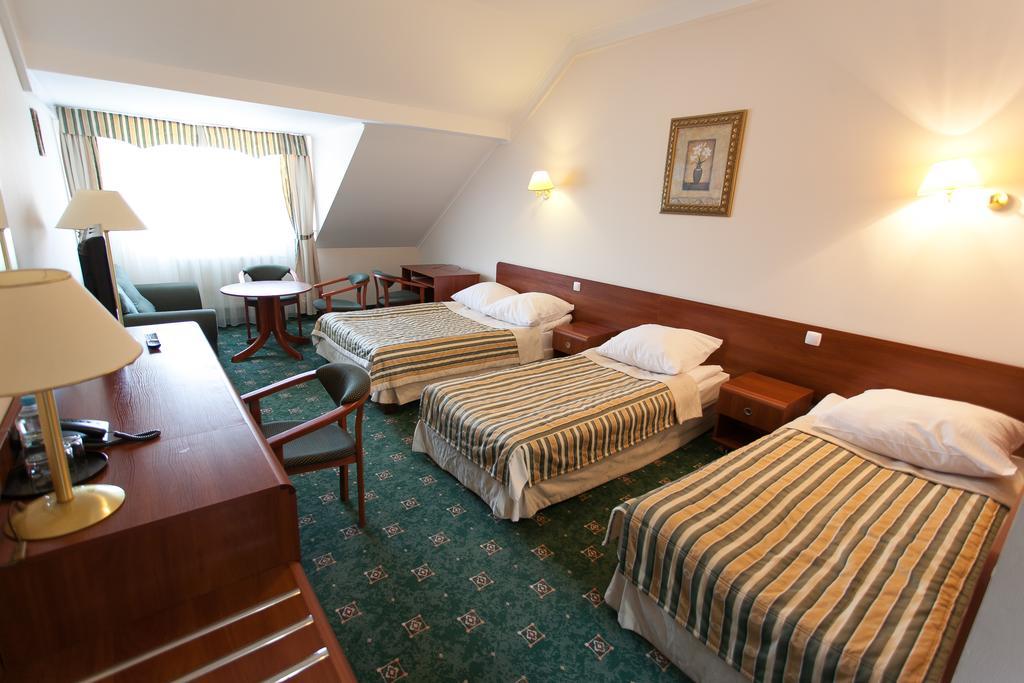 Hotel Twins II Warsaw Room photo